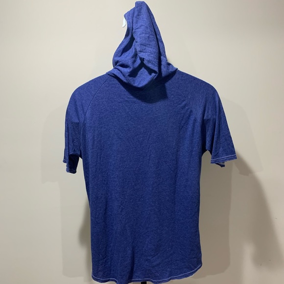 A short sleeve with a hood. - Picture 2 of 3